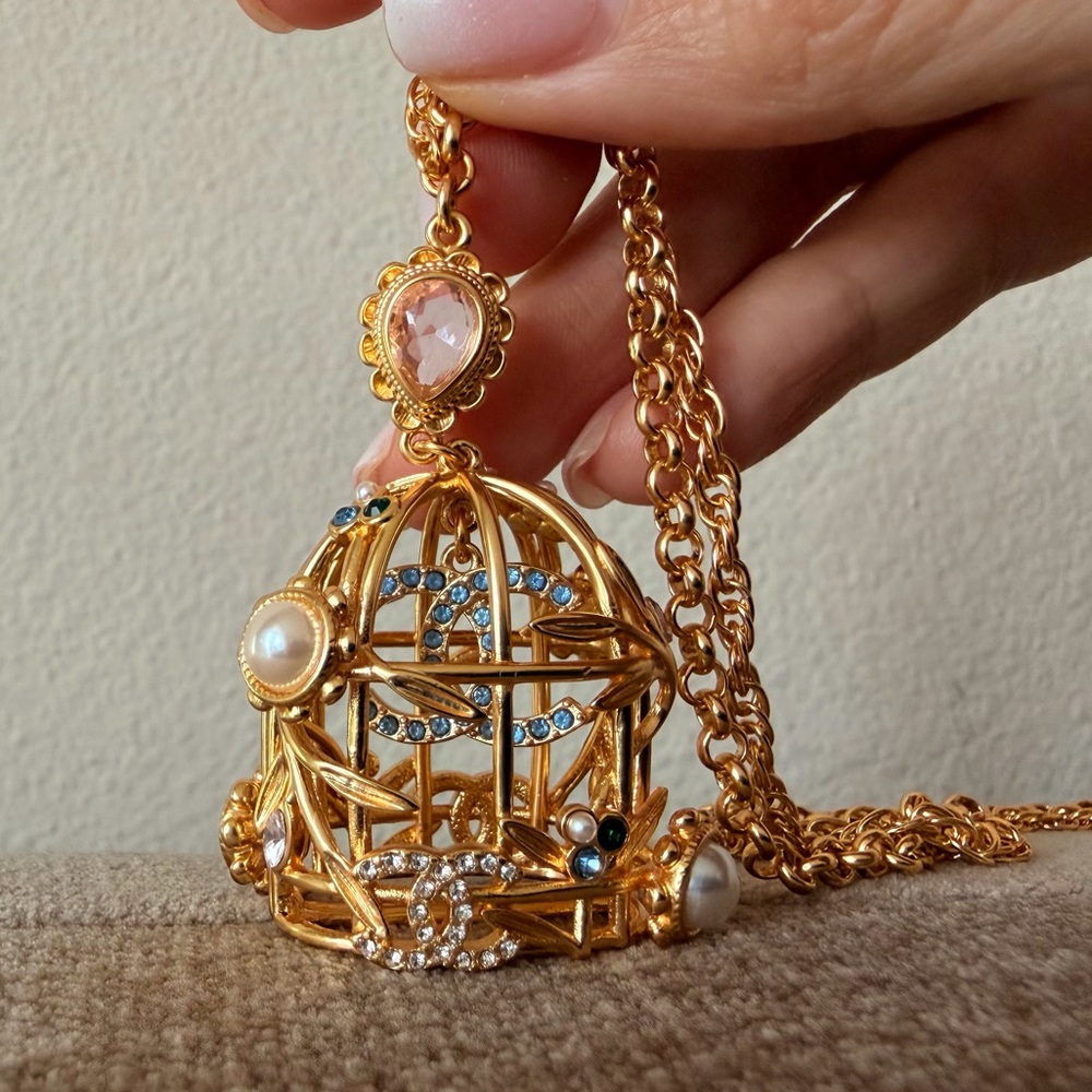 ✨🕊️🌸VINTAGE CHANEL GOLD-TONE CHAIN NECKLACE WITH CC MEDALLION🕊️✨🌸 - Picture 8 of 8